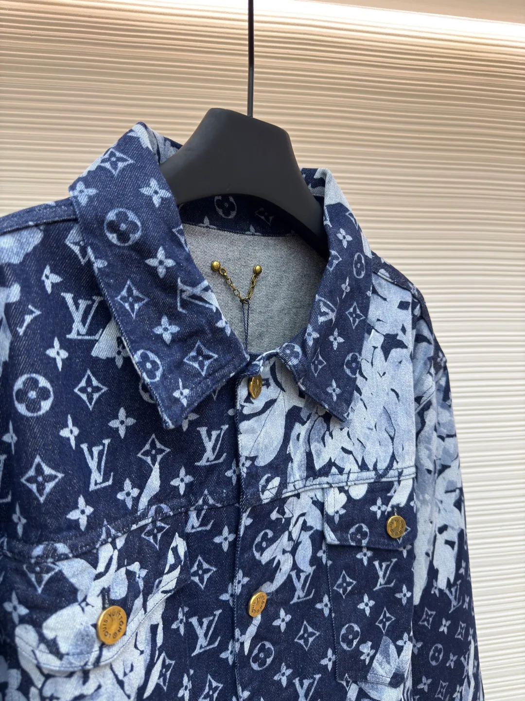 LOUIS VUITTON seagrass white and blue all-over printed denim jacket ●Authentic product: Purchased and developed by 18644 ●Item number: 1680542-D15 ●Fabric: blue denim denim fabric ●Technology: jacquard production ●Version: fitted version ●Weight: about 1130g ●Size: 46-48-50-52 ●Description: The fabric is made of blue denim twill custom-woven denim. Scan the basic artwork for front and rear panel printing The film master creates a visual effect that has no color difference with the original. After the pattern design is completed, foreign advanced penetration technology is combined with digital direct-jet printing. Color matching and inkjet printing. Alignment of ready-made garments and floral materials. The splicing positions are completely aligned. The hem, sleeves, neckline and other positions. Customized hardware accessories. It can be matched with the same style to create a fashionable look and control various occasions. Customized accessories, three complete standards, the same style for men and women!